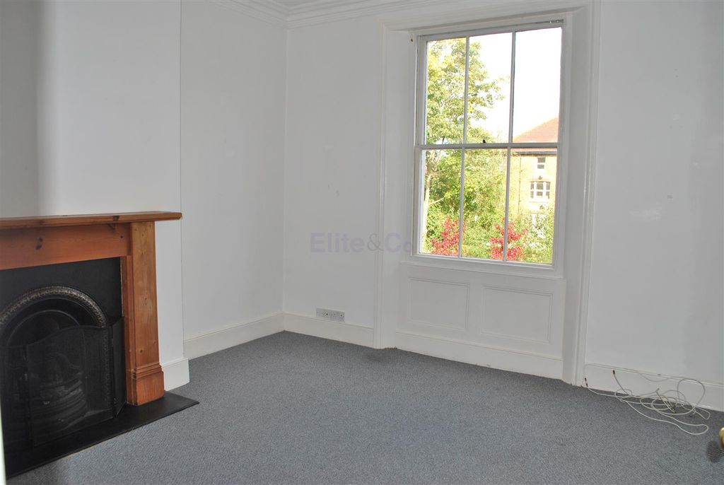 Property photo 2 of 10 Lounge