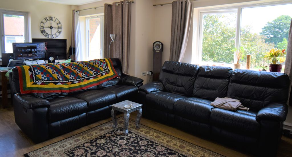 Property photo 1 of 10 Living Room