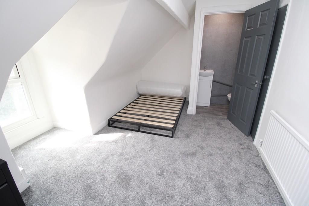 Property photo 2 of 7 Bright Modern Bedroom With Stylish Grey Carpet...