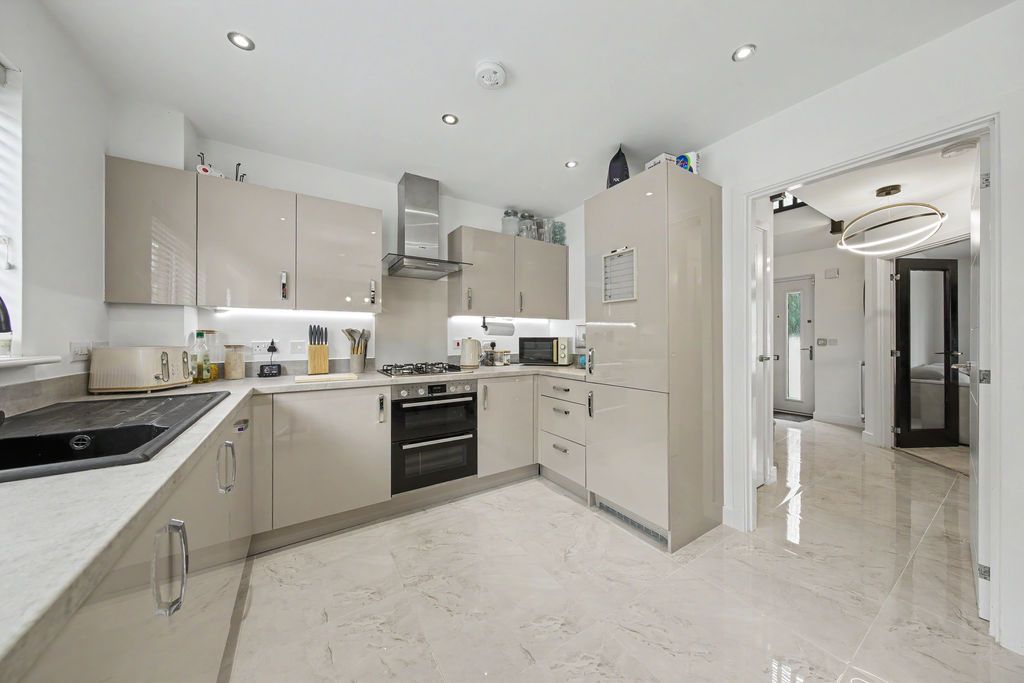Property photo 3 of 31 Kitchen