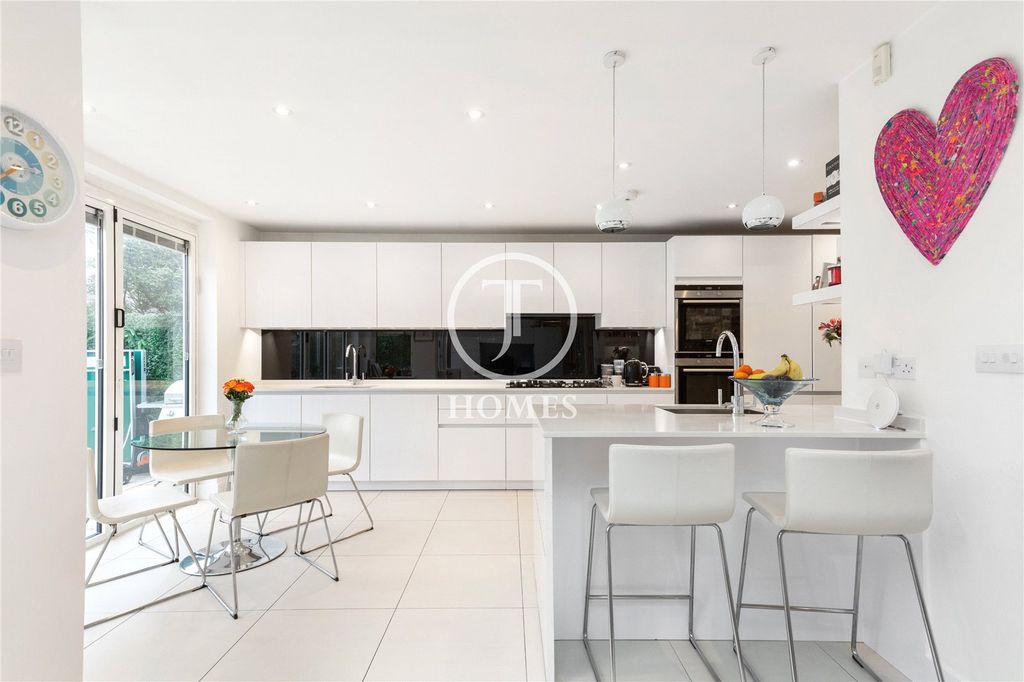 Property photo 2 of 17 Picture No. 13