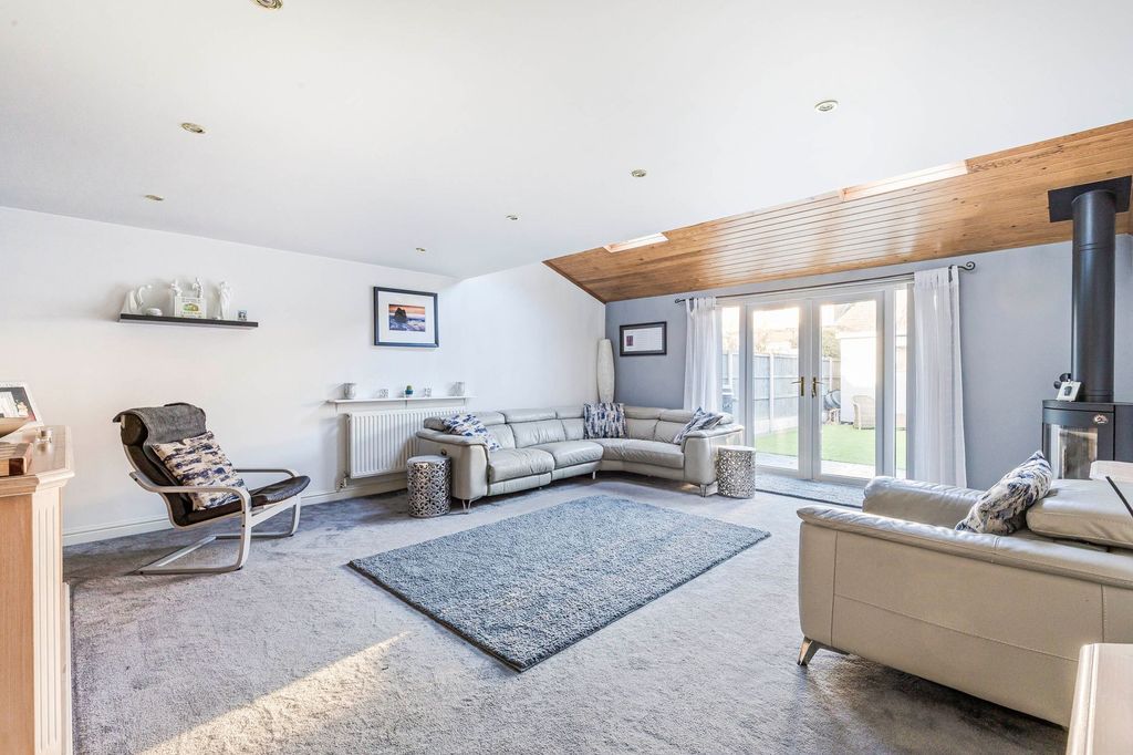 Property photo 2 of 25