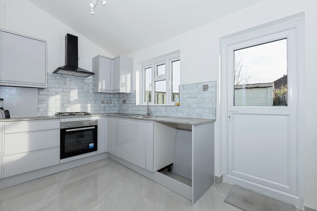 Property photo 2 of 19 Freshbrook Rd_11.Jpg