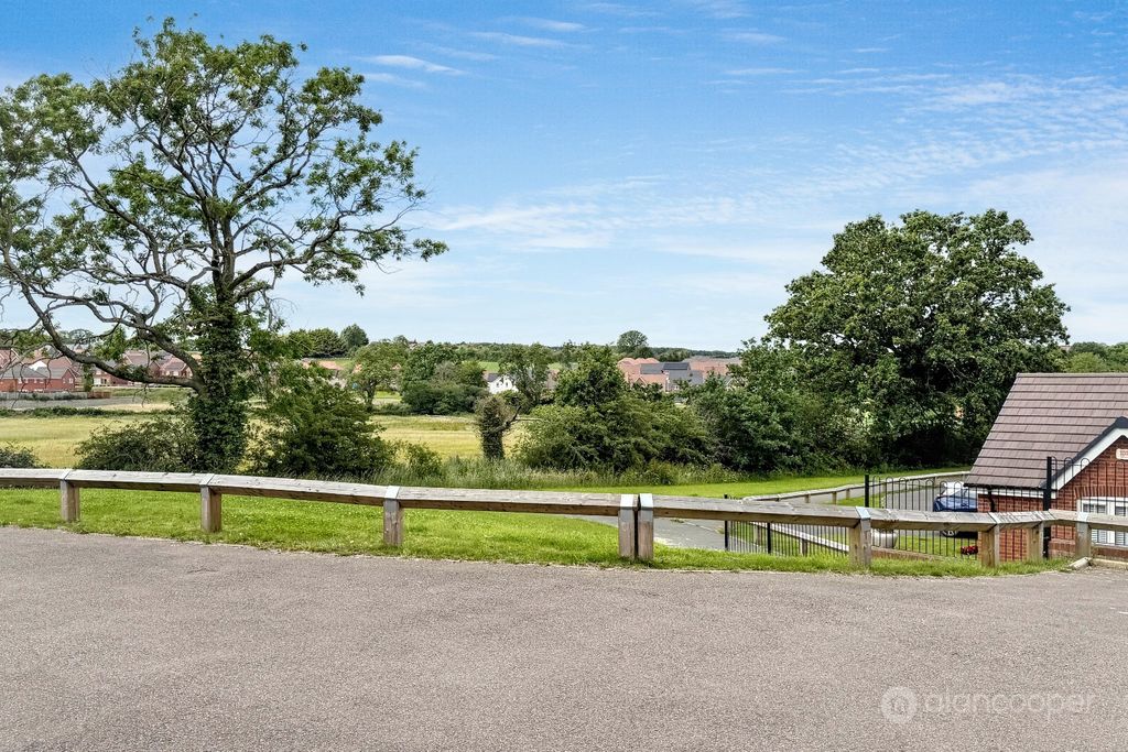 Property photo 2 of 15 5190792