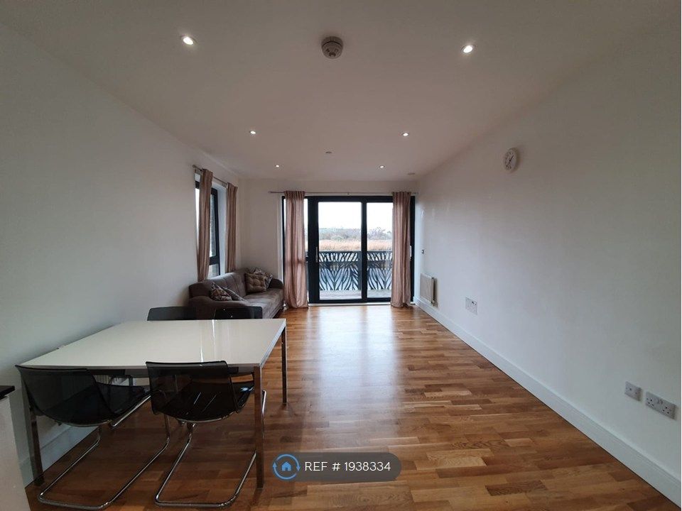 Property photo 3 of 16 Living Room Dining Table And Sofa