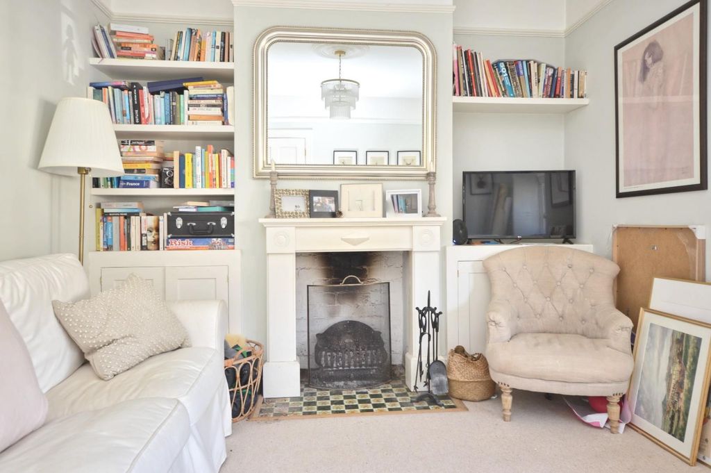 Property photo 3 of 23 Lounge