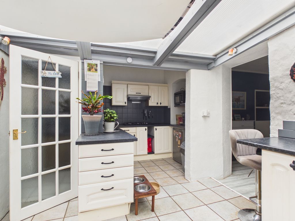 Property photo 3 of 10 Kitchen
