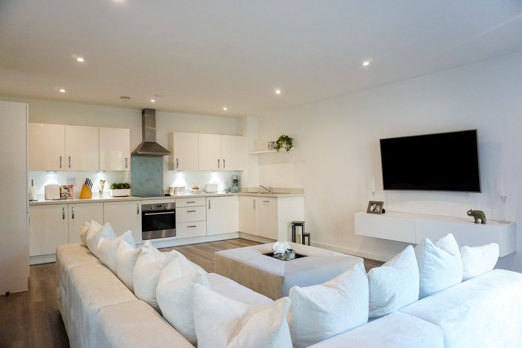 Property photo 2 of 18 Kitchen/Lounge