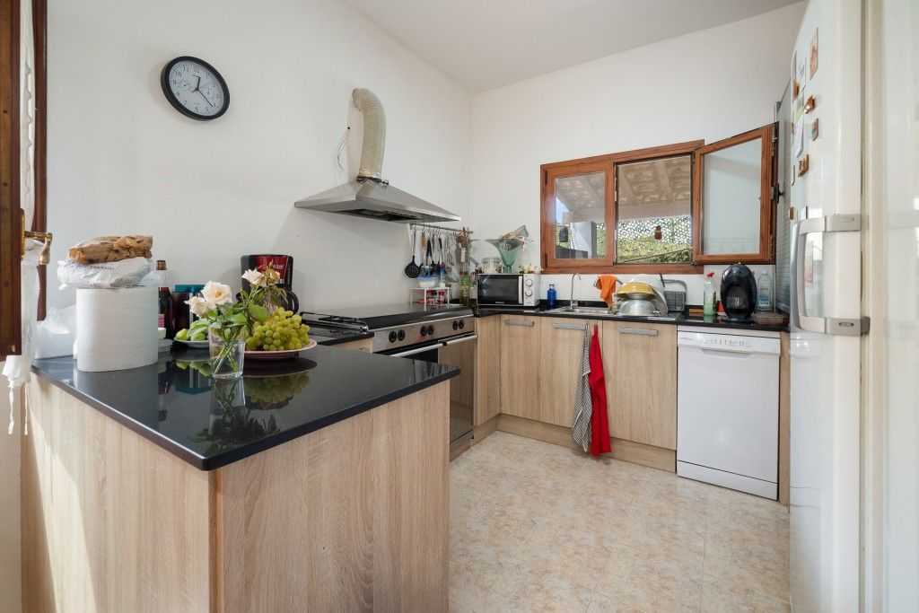 Property photo 3 of 11 Kitchen (2)