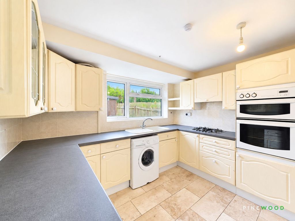 Property photo 3 of 12 Kitchen