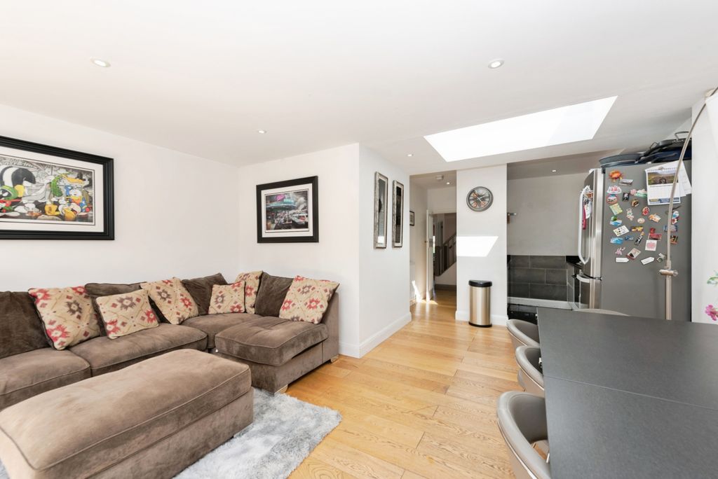 Property photo 2 of 20 Elmbridge23Of39