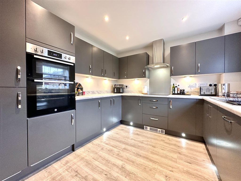 Property photo 2 of 24 Sublime Fitted Kitchen 795
