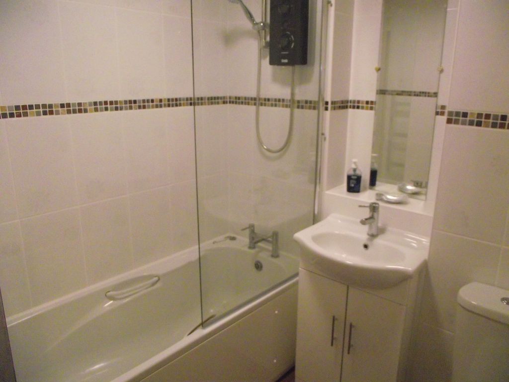 Property photo 3 of 9 Modern Bathroom