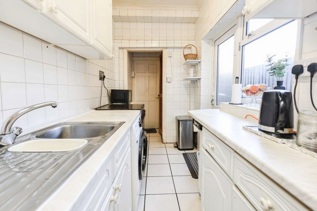 Property photo 3 of 20 Kitchen