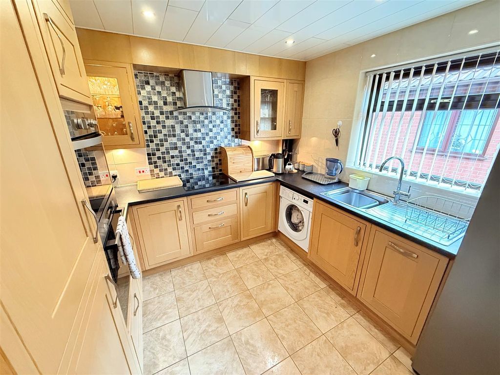 Property photo 3 of 11 Kitchen