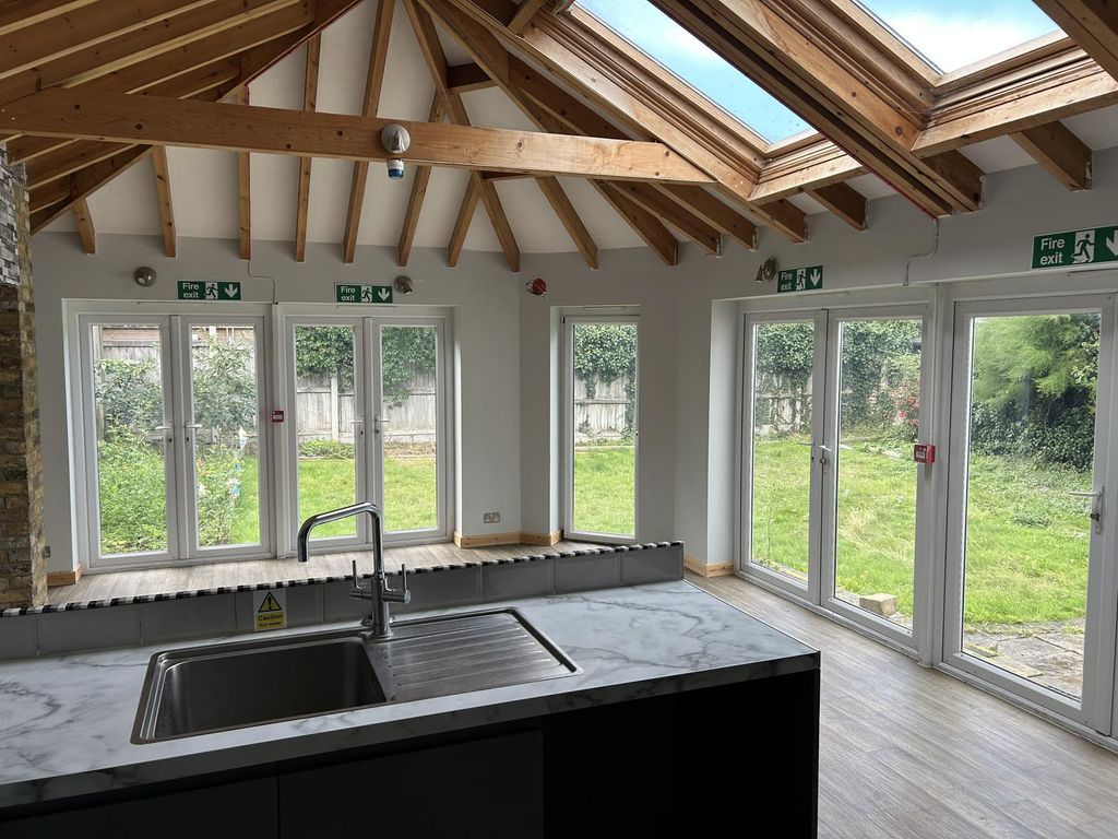 Property photo 3 of 17 8877832-11.Jpg
