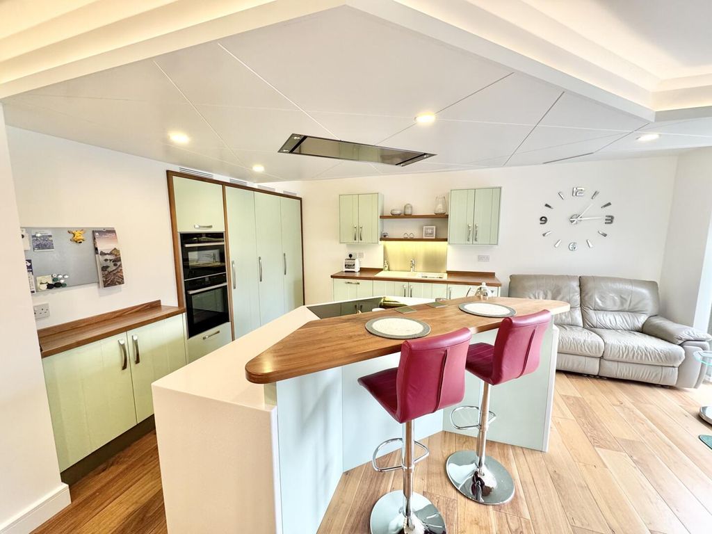 Property photo 3 of 23 Dining Kitchen