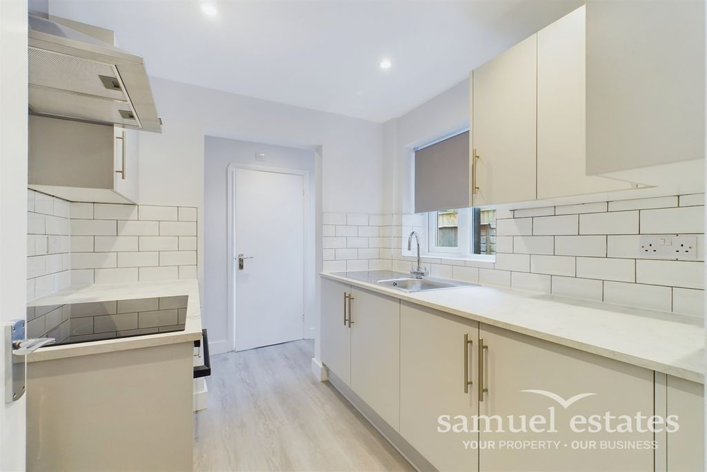 Property photo 2 of 7 Kitchen