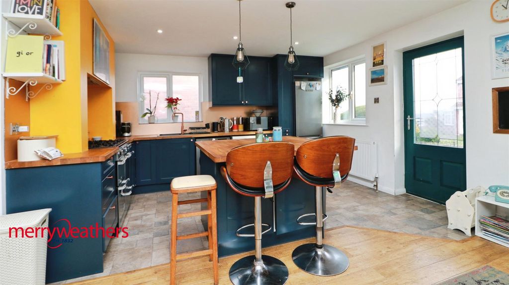 Property photo 2 of 17 Dining Kitchen