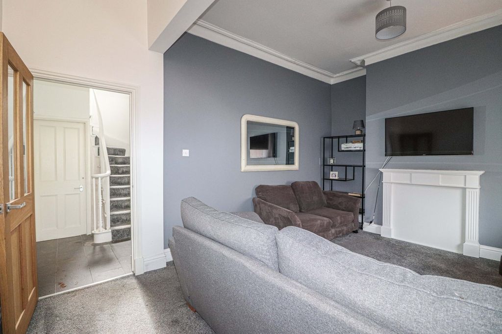 Property photo 3 of 15 Lounge