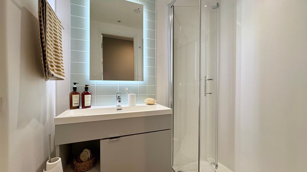 Property photo 2 of 21 Bathroom