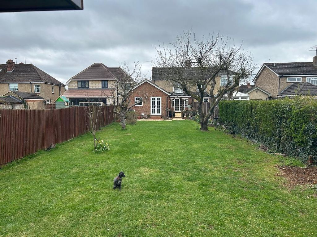 Property photo 2 of 27 Stagsden Garden