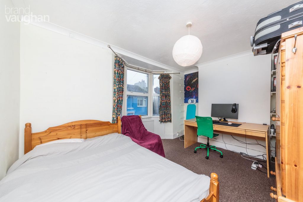 Property photo 3 of 6 Bedroom