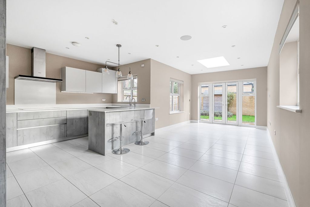 Property photo 3 of 25 Kitchen/Dining