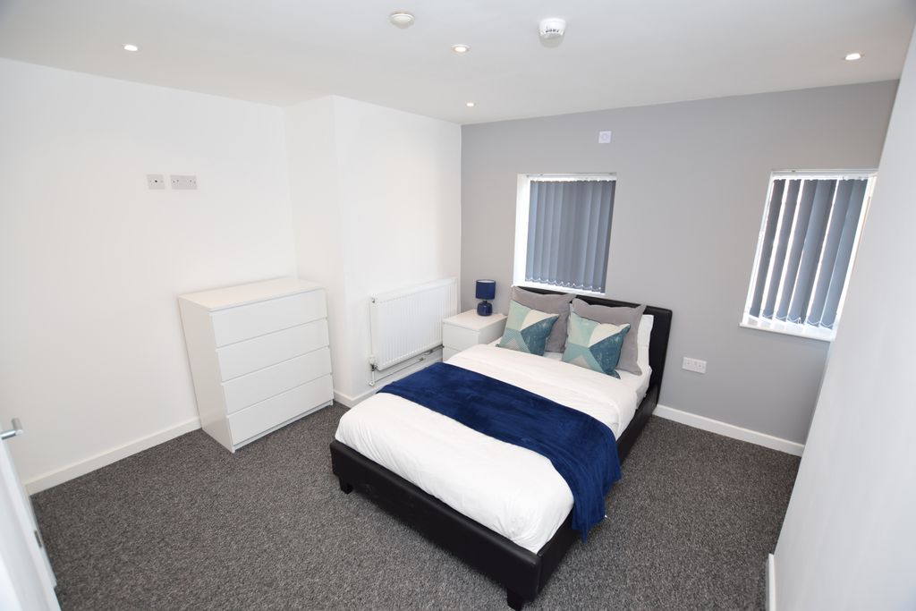 Property photo 2 of 5 Ensuite Bedroom