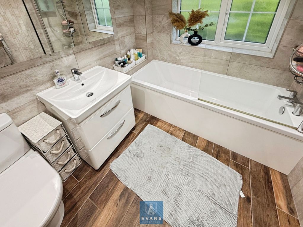 Property photo 3 of 17 Refitted Bathroom
