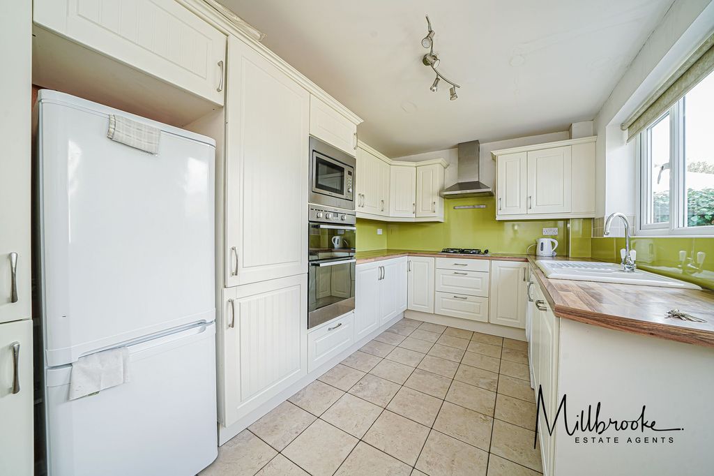 Property photo 2 of 32