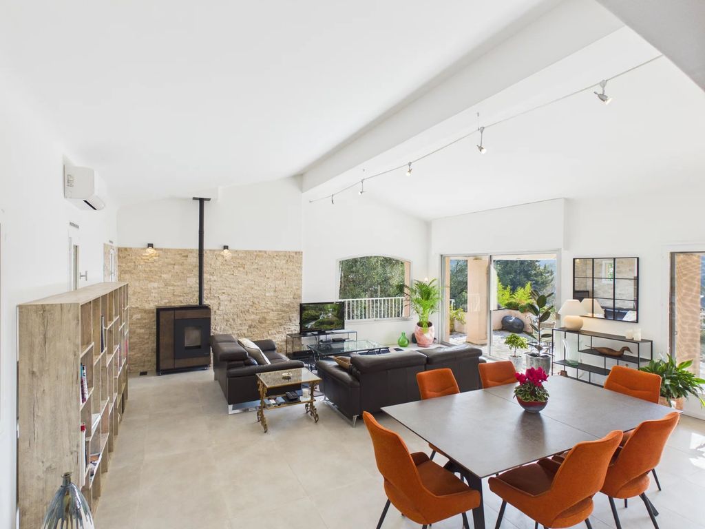 Property photo 2 of 38