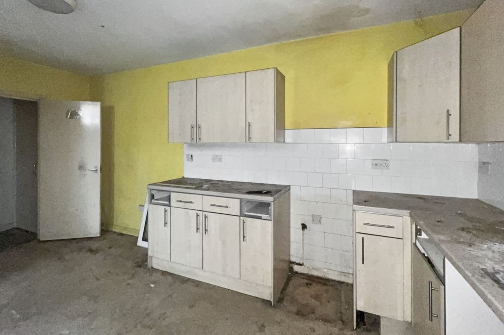 Property photo 3 of 18 154 Wickham Lane, Abbey Wood, London, Se2 0Xp