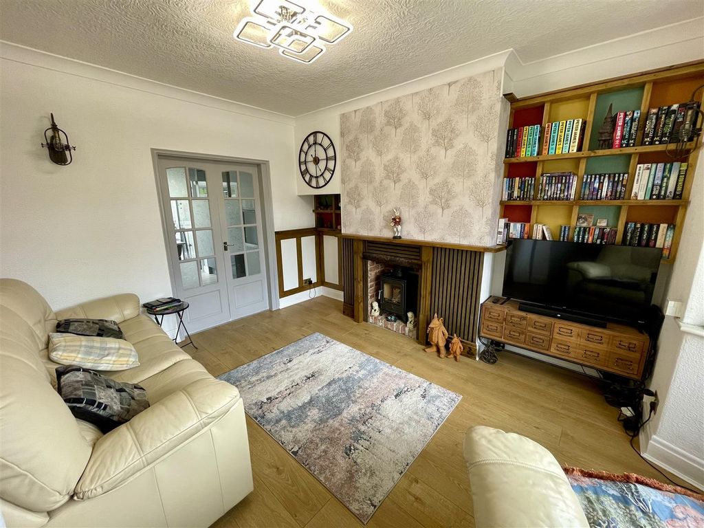 Property photo 3 of 13 Lounge