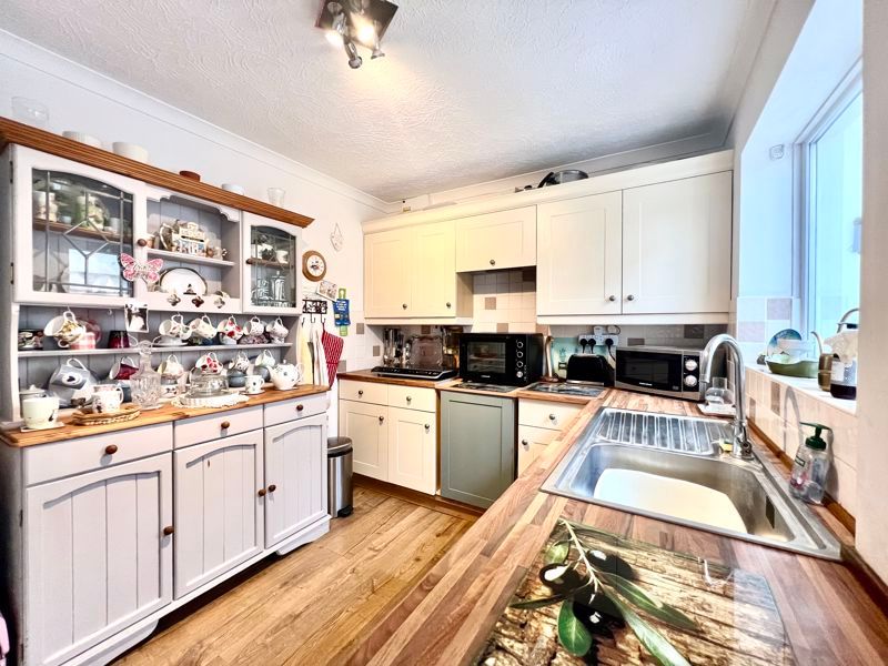 Property photo 3 of 17 Kitchen