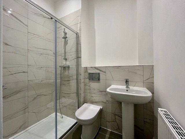 Property photo 2 of 3 En-Suite Bathroom