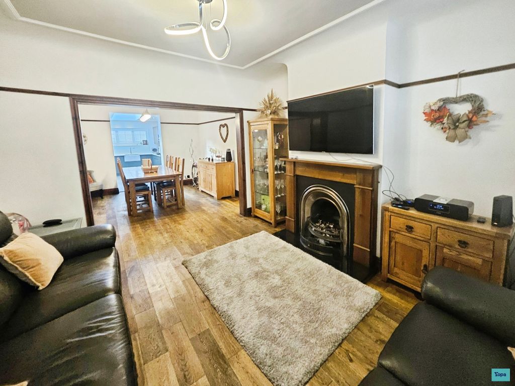 Property photo 3 of 22 Lounge