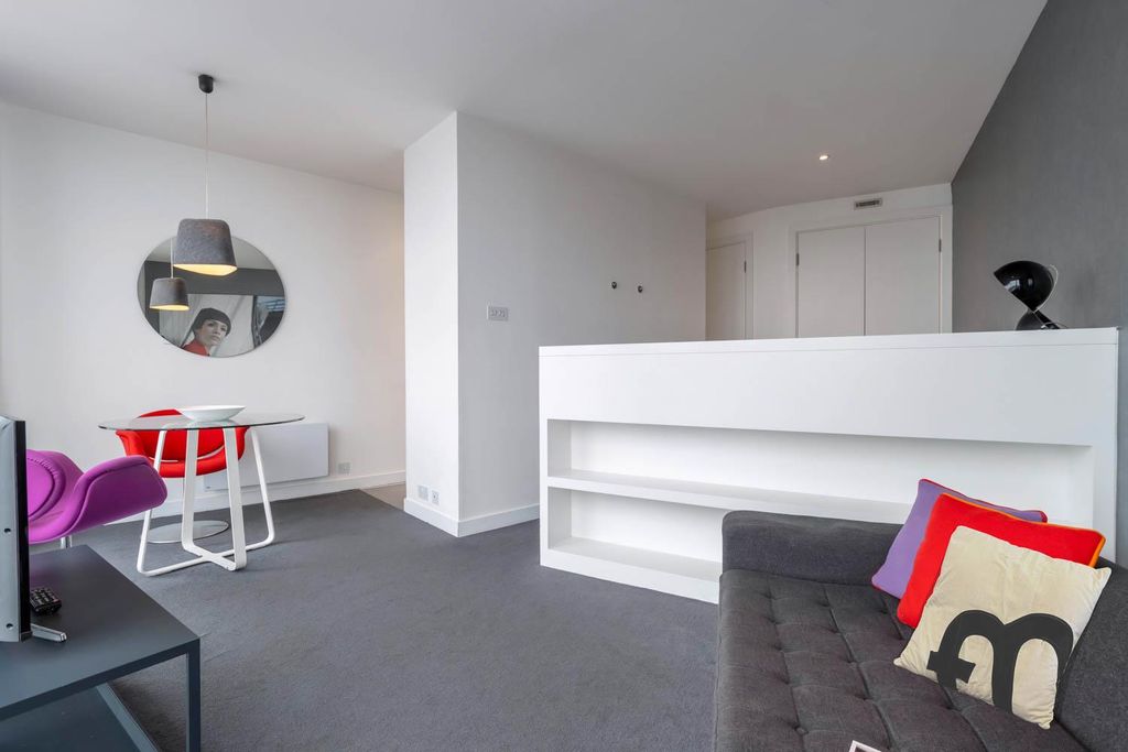 Property photo 2 of 11 Living/ Sleeping Area