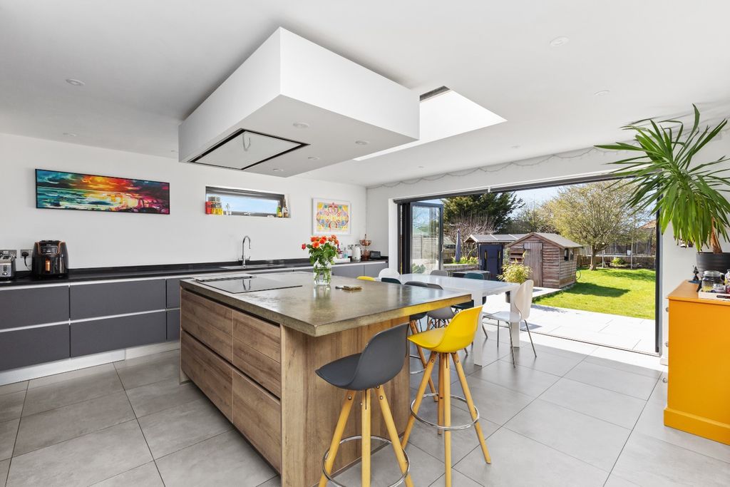 Property photo 2 of 18 3744615