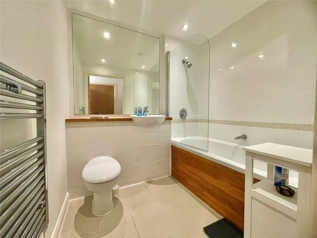 Property photo 3 of 9 Bathroom