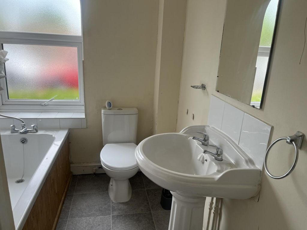Property photo 3 of 8 Bathroom