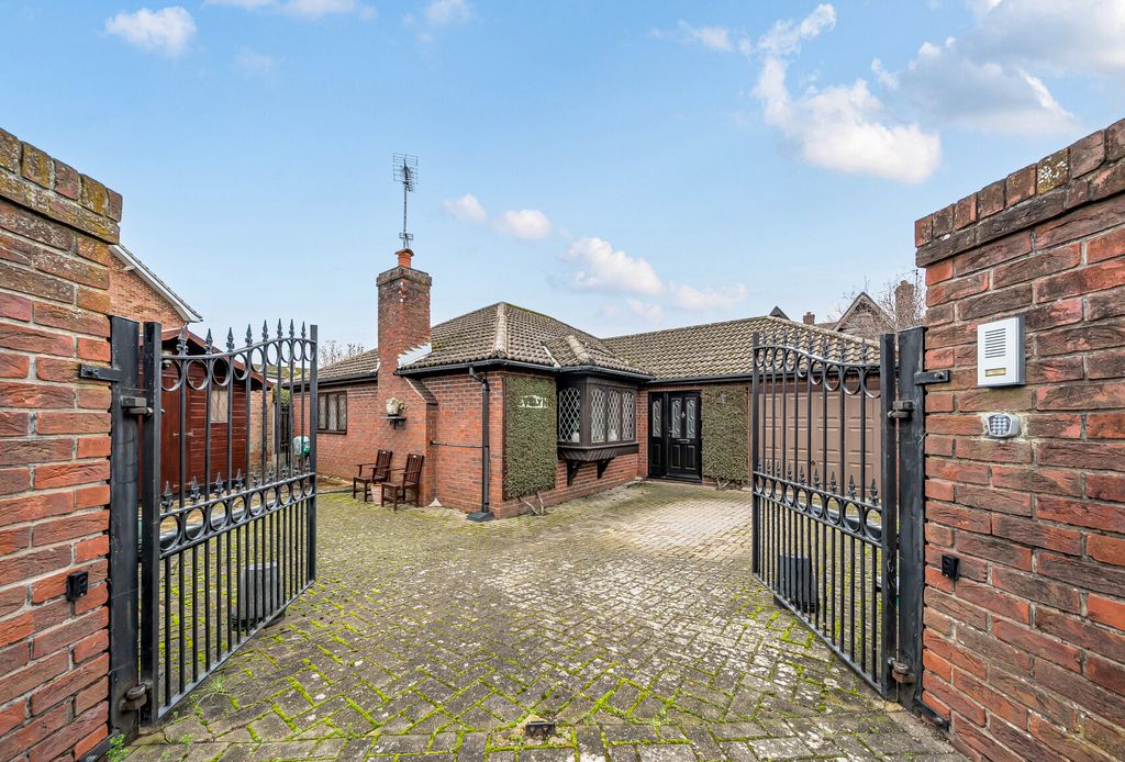 Property photo 1 of 14 1410709-8-698B348...