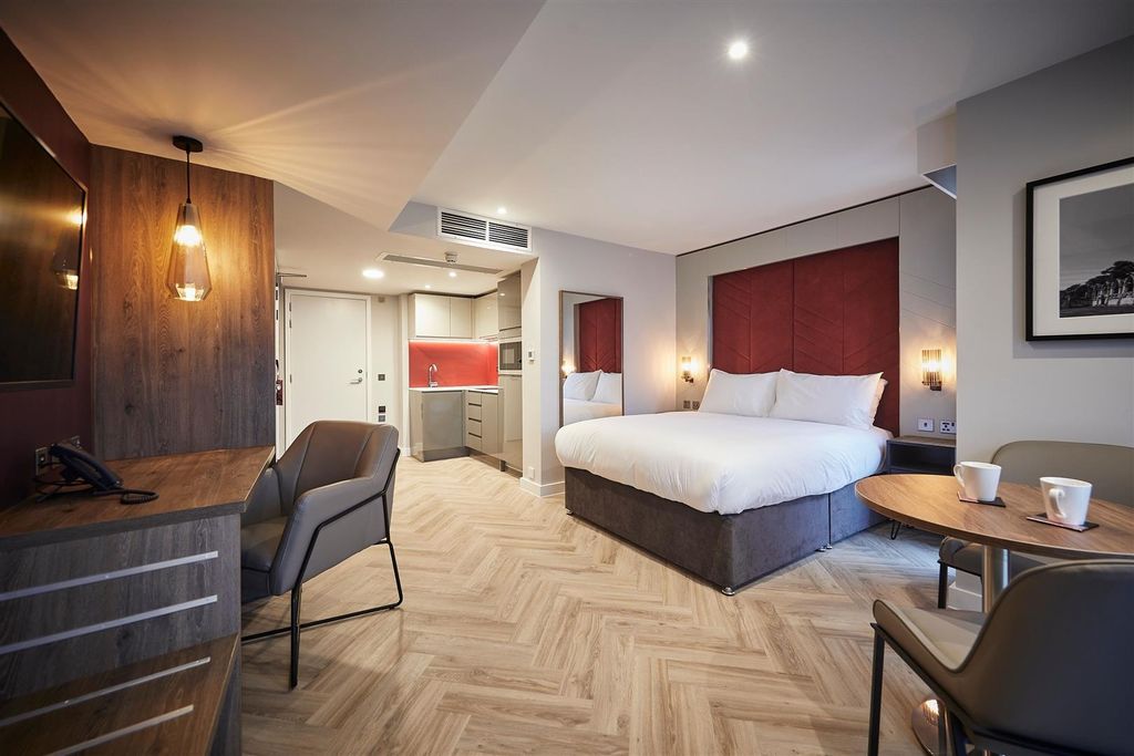 Property photo 3 of 6 Stylish, Well-Lit Double Bedroom With Modern Furni...