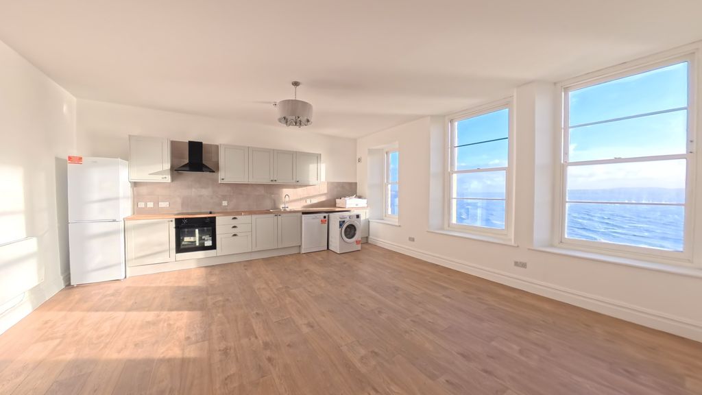 Property photo 3 of 11 Living Room/Kitchen