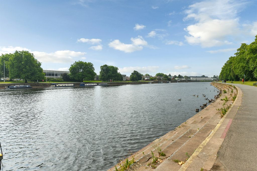 Additional image 50 of 6 bed detached house to rentVictoria Embankment NG2