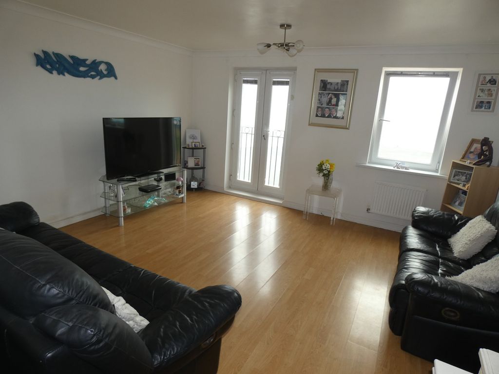 Property photo 2 of 17 Lounge