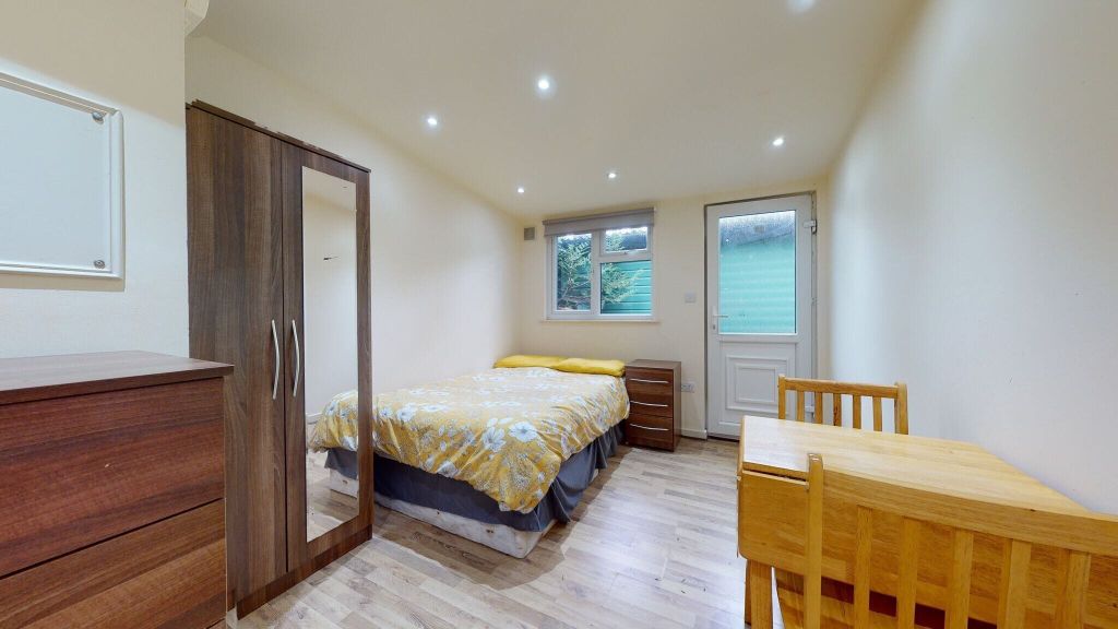 Property photo 1 of 10 Bedroom