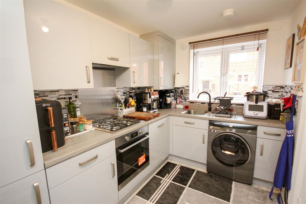 Property photo 2 of 11 Kitchen.Jpg