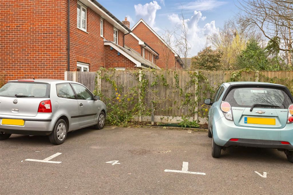 Property photo 3 of 17 Faulkner Gardens_18.Jpg