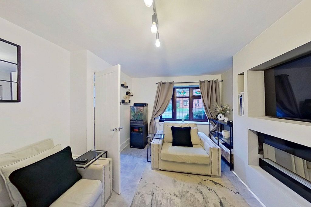 Property photo 2 of 21 Lounge